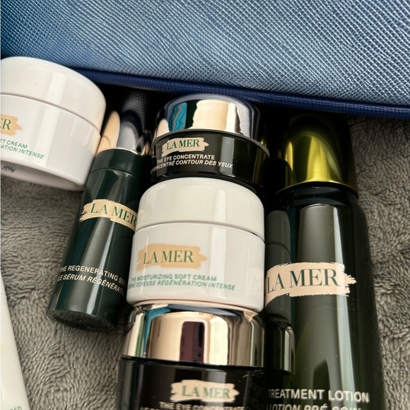 La Mer Skincare Set with Blue and Teal Pouches - Picture 6 of 11